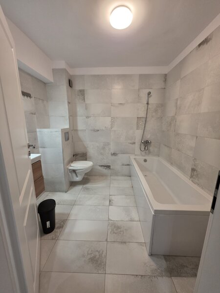 Trapezului, 15 minute metrou, pe strada Taifunului, bloc 2018, loc parcare